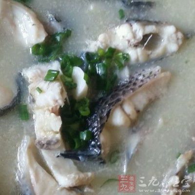 炒鍋置旺火上燒熱，投入黃魚