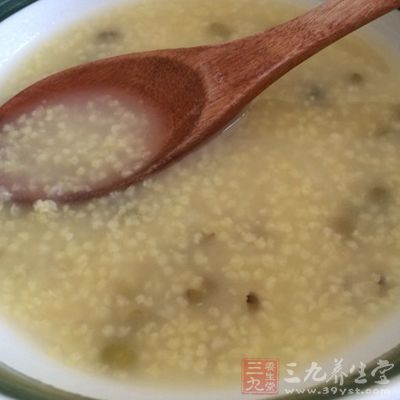 將綠豆放入鍋中，加清水1750克左右