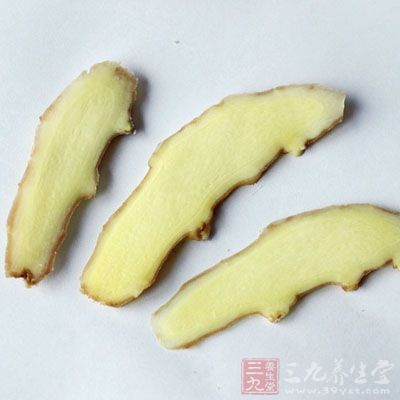 用小火把姜片、蔥花和魚煎一下 用小火把姜片、蔥花和魚煎一下