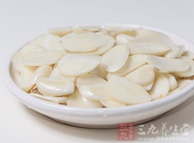 用大蒜片和生姜片,蔥段鋪在盆底 用大蒜片和生姜片,蔥段鋪在盆底