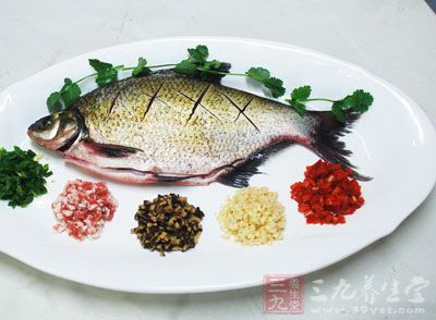 把鳊魚的肚子兩遍用刀劃開 把鳊魚的肚子兩遍用刀劃開