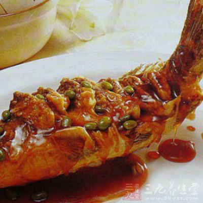 待鯉魚炸至金黃色，撈出控油放入盤中待用