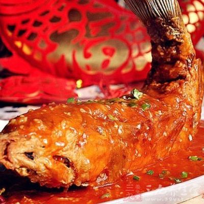 澆在炸好的鯉魚身上