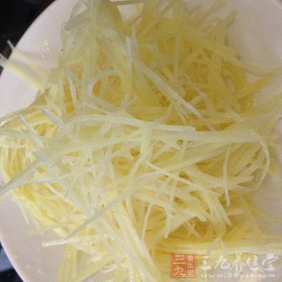 姜去皮切粗絲，蔥切粗絲放入魚肚子中，入蒸鍋大火蒸十分鐘(水開後放入開始計時)