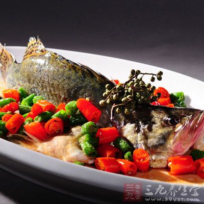 蒸魚時一定要等鍋內水燒開後才放到蒸架上，蒸的時候保持大火