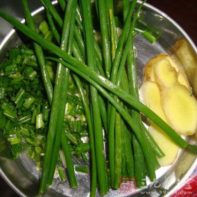 再加冬筍片、蒜片、姜片、醬油 再加冬筍片、蒜片、姜片、醬油