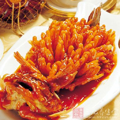 炸魚肉的時候先用手倒拎著魚肉,用熱油澆上去,這樣魚肉表面的花刀就定型了,然後再下鍋炸 炸魚肉的時候先用手倒拎著魚肉,用熱油澆上去,這樣魚肉表面的花刀就定型了,然後再下鍋炸