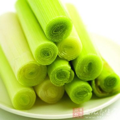鍋內留油少許,放蔥段煸香撈出加蒜瓣末,筍丁,香菇丁,豌豆,蝦仁炒熟 鍋內留油少許,放蔥段煸香撈出加蒜瓣末,筍丁,香菇丁,豌豆,蝦仁炒熟
