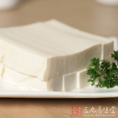豆腐含有半胱氨酸，能加速酒精在身體中的代謝