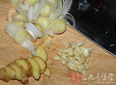 把蔥和姜等洗淨切成碎末