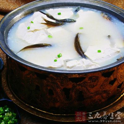 炒鍋置旺火，放入豬油，燒至七成熱