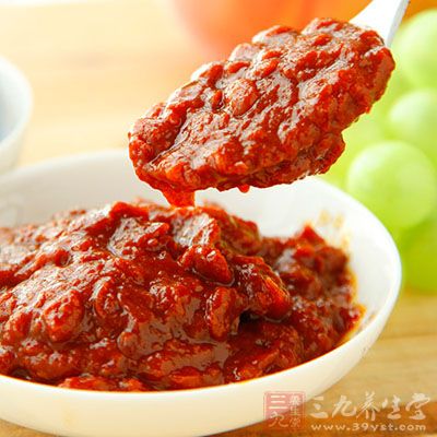 將豆瓣醬搞碎放入碗內 將豆瓣醬搞碎放入碗內