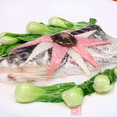 主料:鲢魚頭(一個)、五花肉(2~3兩)、煎好的油鹽餅 主料:鲢魚頭(一個)、五花肉(2~3兩)、煎好的油鹽餅_2