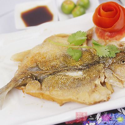 油熱後將魚放入，把魚煎成金黃色