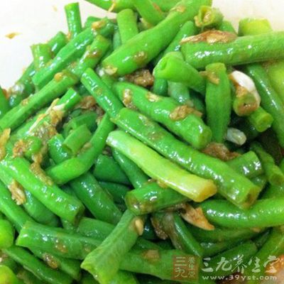 將豇豆和木耳倒入盤中，加上蒜末
