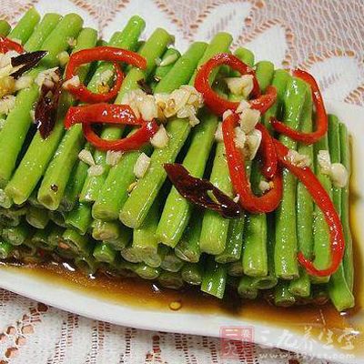 乘熱將蒜油倒在豇豆上，上下掂幾次
