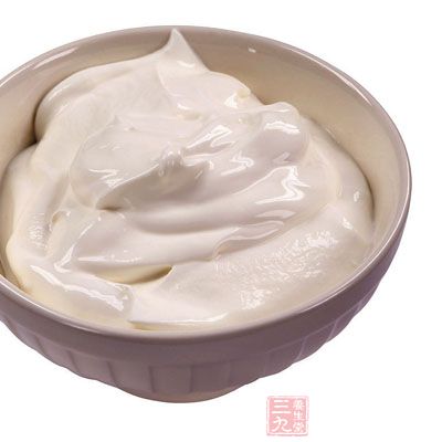 煎盤中倒入奶油燒熱並下圓蔥碎、西芹碎,炒出香味 煎盤中倒入奶油燒熱並下圓蔥碎、西芹碎,炒出香味