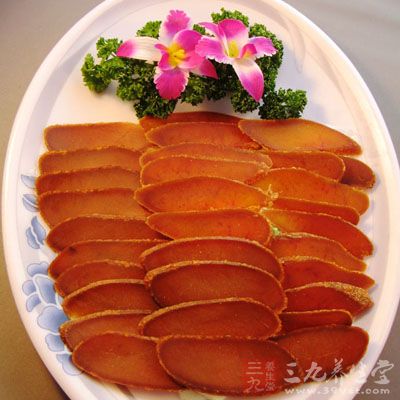 烏魚子泡米酒30分鐘後,取出去薄膜 烏魚子泡米酒30分鐘後,取出去薄膜