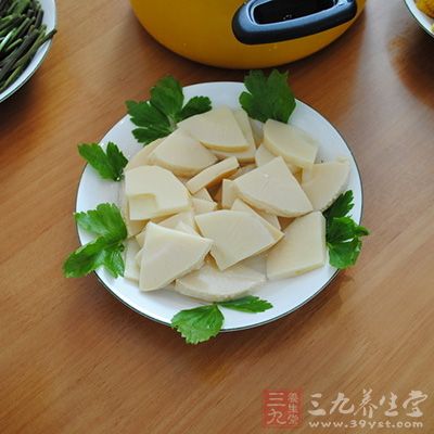 倒入雞肉片、筍片、蘑菇片改中火炒半分鐘 倒入雞肉片、筍片、蘑菇片改中火炒半分鐘
