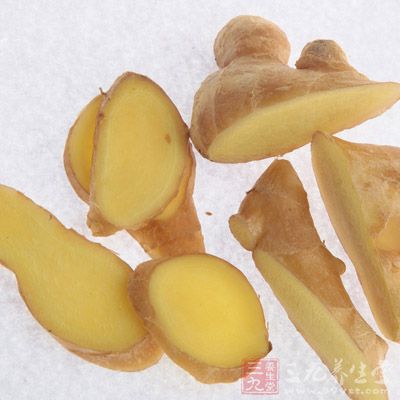 用刀將洗淨生姜切片,蒜瓣拍碎,蔥切成碎沫待用 用刀將洗淨生姜切片,蒜瓣拍碎,蔥切成碎沫待用