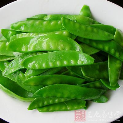 將荷蘭豆撕去老筋，斜刀切成象眼塊