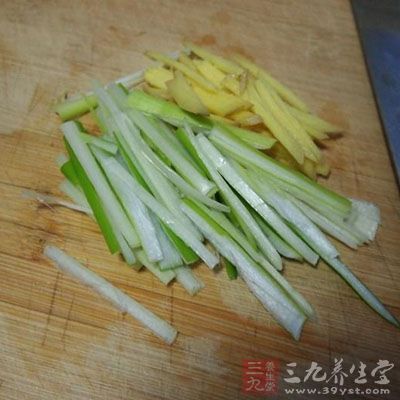 將生姜，小蔥和大蒜等切碎備用
