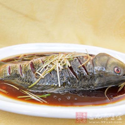 青椒絲，翻炒一下，淋在蒸好的魚上