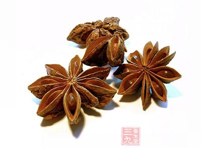 將八角桂皮和蔥姜放入油鍋中爆出香味 將八角桂皮和蔥姜放入油鍋中爆出香味