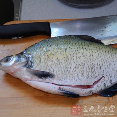 武昌魚去鱗及內髒，洗淨備用