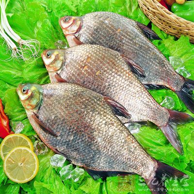 武昌魚每100克(食用部分)，含水分61克