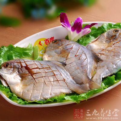 用刀在魚身上劃網狀線也不用很深