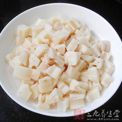 加入瀝淨水的藕丁,青紅椒片,淋入調好的味汁 加入瀝淨水的藕丁,青紅椒片,淋入調好的味汁