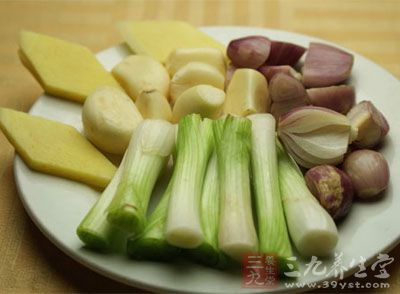 蔥和姜切成片狀 蔥和姜切成片狀