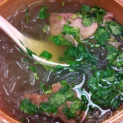 材料：泡好的粉絲，牛肉，青菜，香菜，蔥