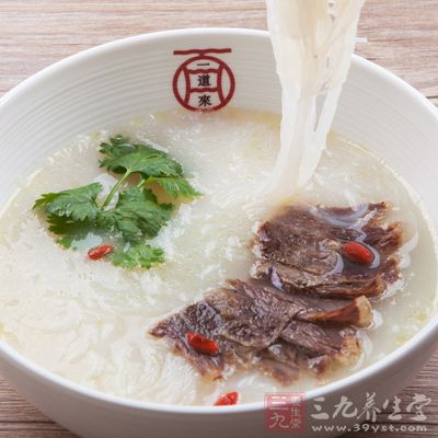 當粉絲炖熟時，加入豆腐和適量的鹽繼續煮