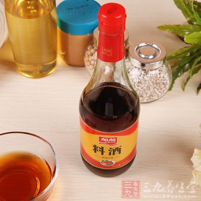 倒入適量料酒 倒入適量料酒