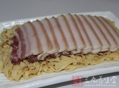先將鹹肉煮熟，然後切成片狀備用