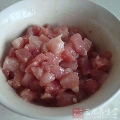 出油後下入瘦肉丁繼續炒至變色