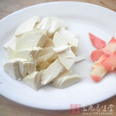 把鹹肉切薄片鋪在春筍上