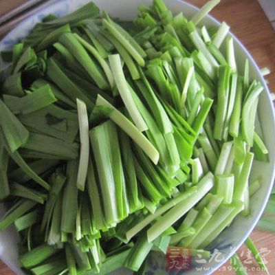 將韭菜洗淨切段