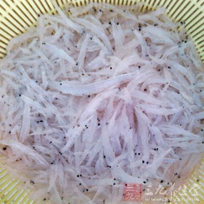 將銀魚用溫水泡軟