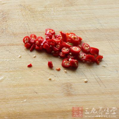 將辣椒切成小圈