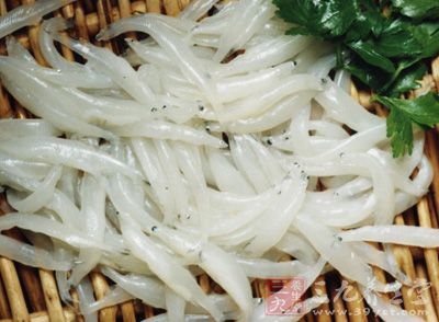 銀魚因體長略圓，細嫩透明，色澤如銀而得名