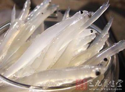銀魚含蛋白質、脂肪、鈣、磷、鐵、維生素B1、B2和煙酸等成分