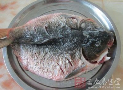 將新鮮的鯉魚去鱗,然後再除去內髒 將新鮮的鯉魚去鱗,然後再除去內髒