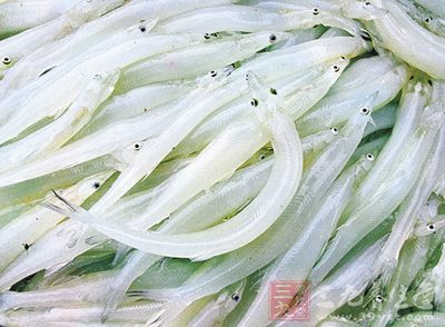 銀魚是我國一種比較常見的淡水魚，是人們餐桌上的美味