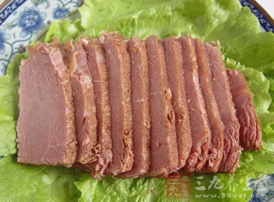 將牛肉頂刀切1厘米寬、2厘米長的薄片