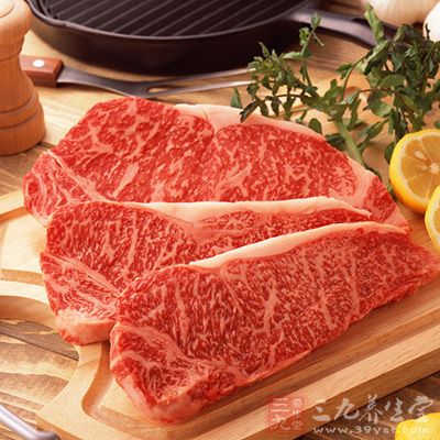 洗淨牛肉，逆著紋理切成塊狀，放入沸水中汆燙去血水和異味，撈起瀝干水待用