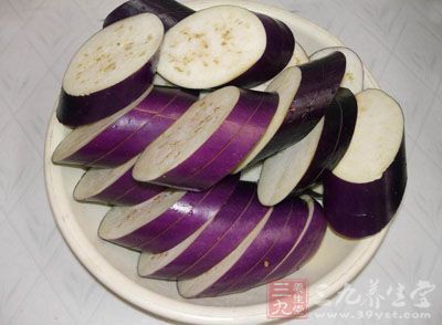 先把茄子洗淨切成塊狀備用 先把茄子洗淨切成塊狀備用