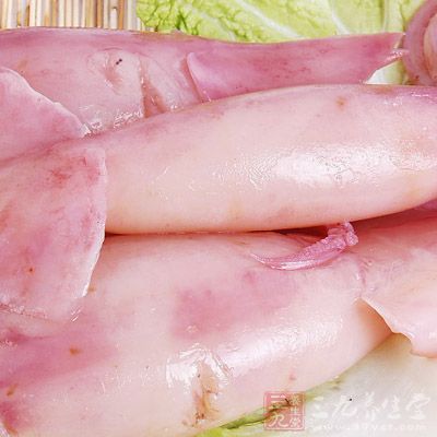 將材料洗淨切好備用。先將鱿魚浸泡在水中約2小時,取出洗淨切成條寬0.5公分段 將材料洗淨切好備用。先將鱿魚浸泡在水中約2小時,取出洗淨切成條寬0.5公分段